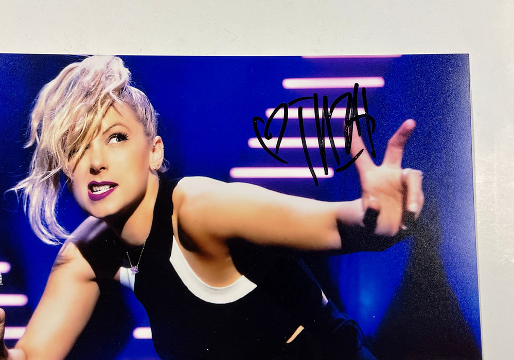 Iliza Shlesinger Female Stand Up Comedian Signed Autographed 8x10 Photo JSA COA - for just $50! 